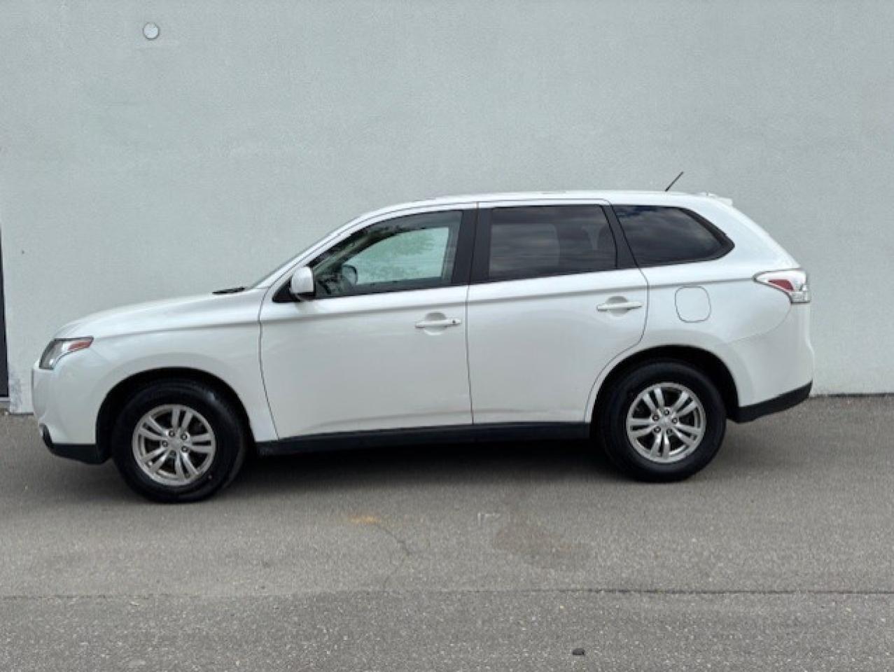 2014 Mitsubishi Outlander 4WD **ES** 4 CYLINDER-BLUETOOTH-ALLOYS-CERTIFIED! Photo