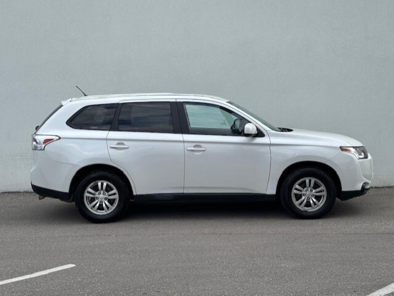 2014 Mitsubishi Outlander 4WD **ES** 4 CYLINDER-BLUETOOTH-ALLOYS-CERTIFIED! Photo