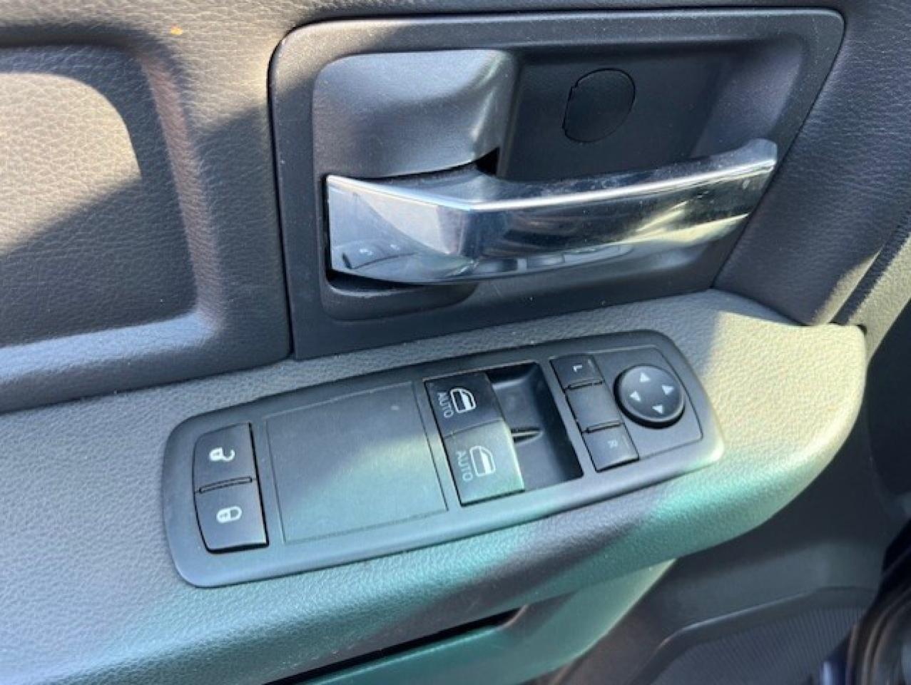 2012 RAM 3500 4WD-V8 HEMI-11 FOOT DEL DUMP BOX-1 OWNER-CERTIFIED Photo