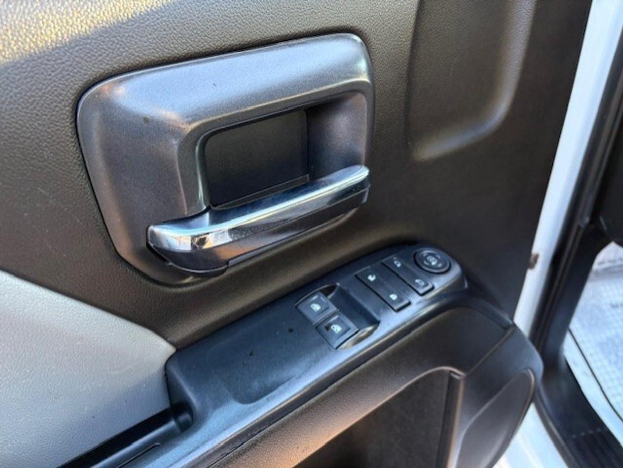 2018 Chevrolet Silverado 1500 4WD V8 REGULAR CAB LONG BOX-CAMERA-CAP-LADDER RACK Photo