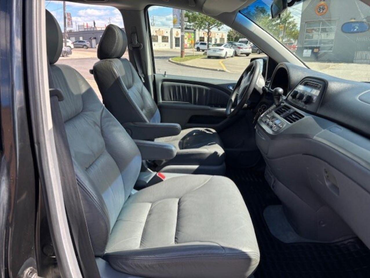 2005 Honda Odyssey EX-L **8 PASSENGER-LEATHER-ROOF-NO ACCIDENTS** Photo