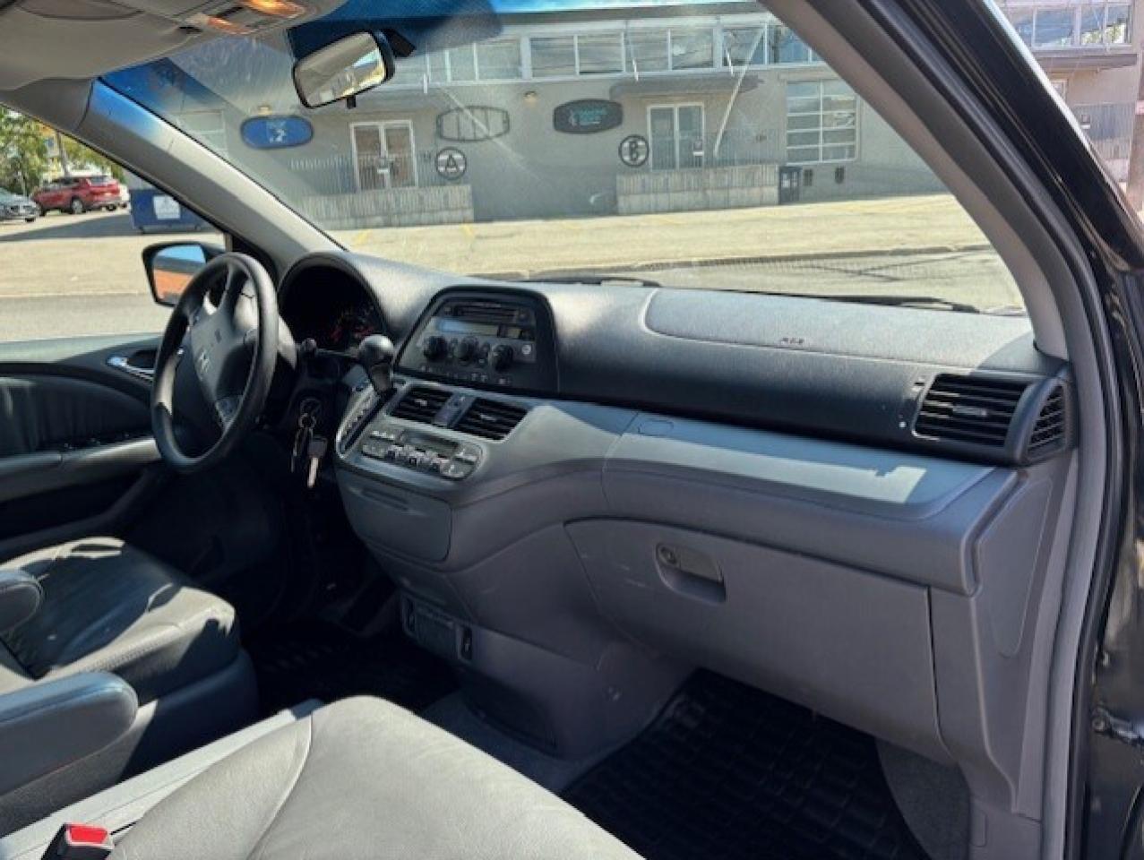 2005 Honda Odyssey EX-L **8 PASSENGER-LEATHER-ROOF-NO ACCIDENTS** Photo