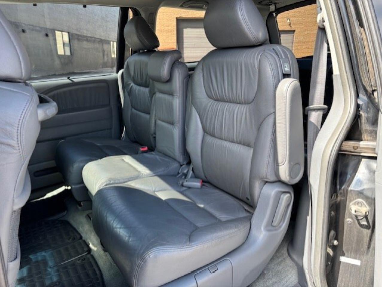 2005 Honda Odyssey EX-L **8 PASSENGER-LEATHER-ROOF-NO ACCIDENTS** Photo