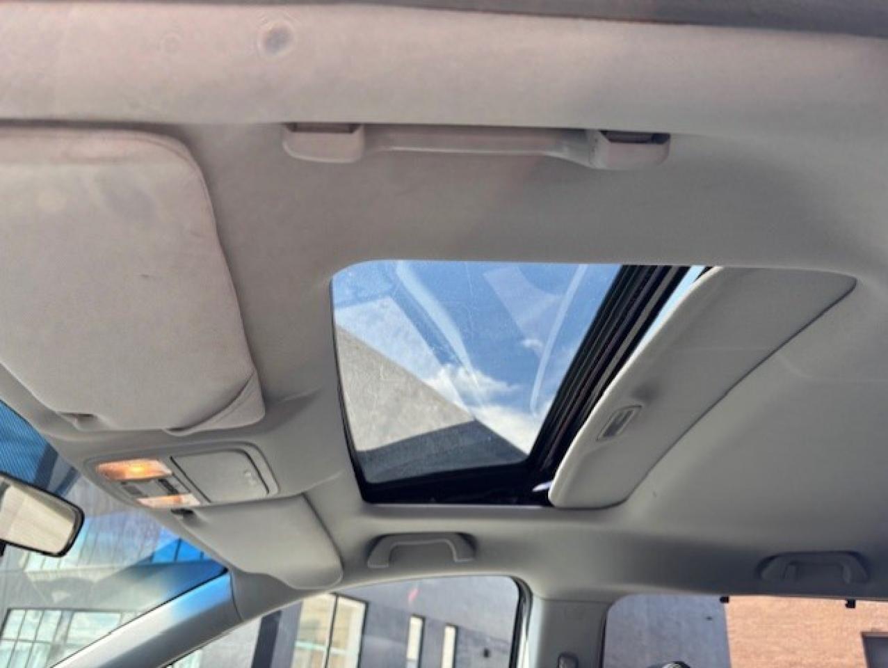 2005 Honda Odyssey EX-L **8 PASSENGER-LEATHER-ROOF-NO ACCIDENTS** Photo