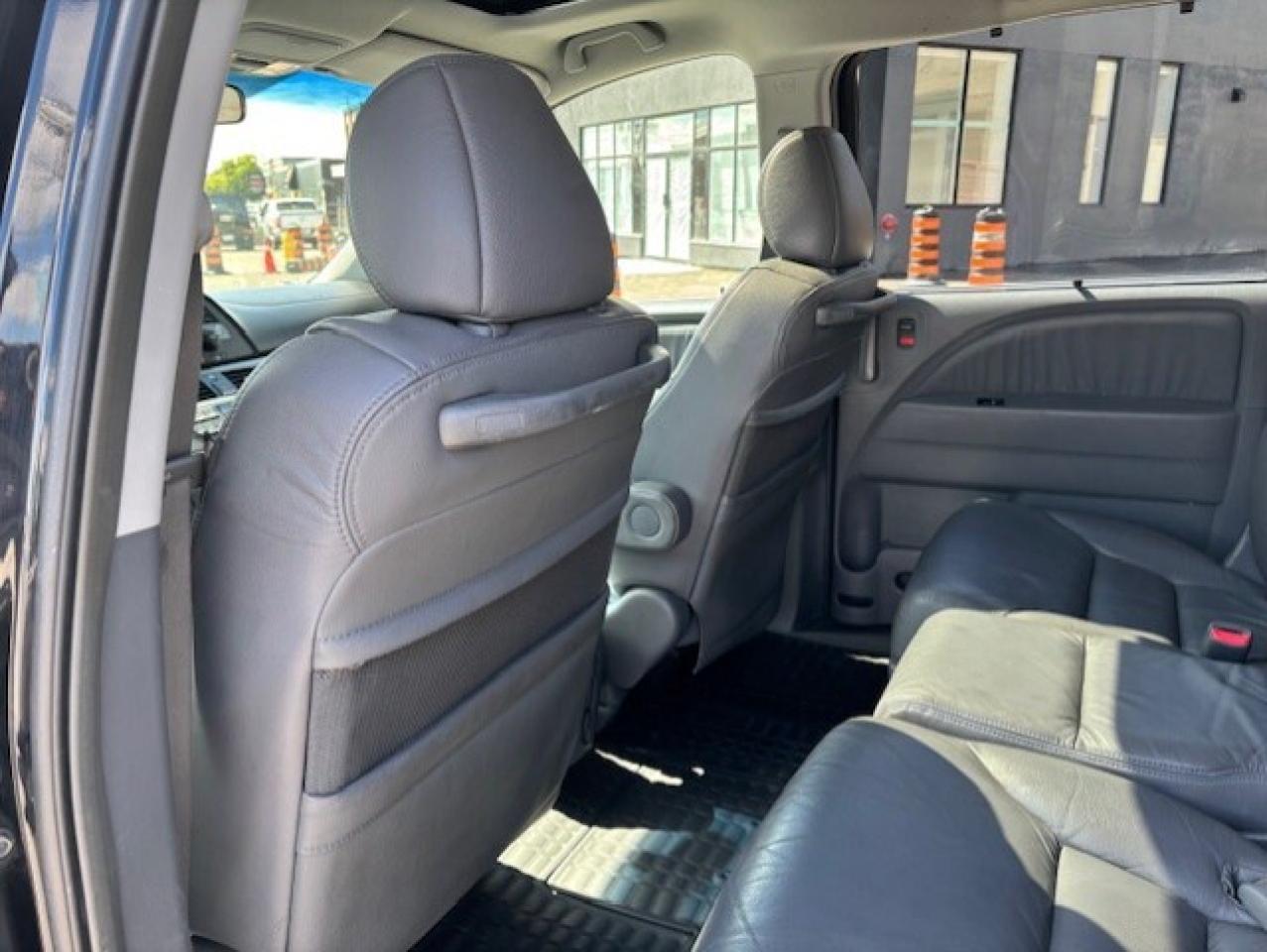 2005 Honda Odyssey EX-L **8 PASSENGER-LEATHER-ROOF-NO ACCIDENTS** Photo