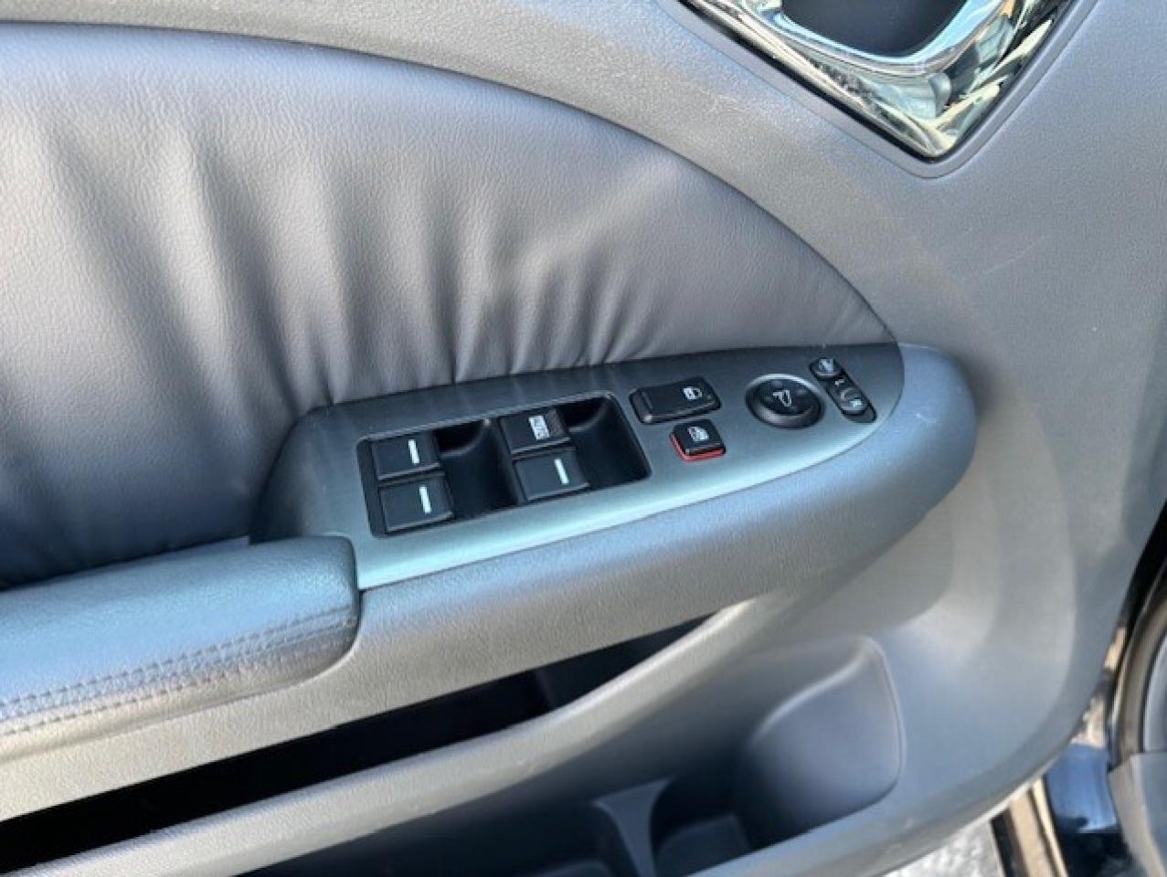 2005 Honda Odyssey EX-L **8 PASSENGER-LEATHER-ROOF-NO ACCIDENTS** Photo