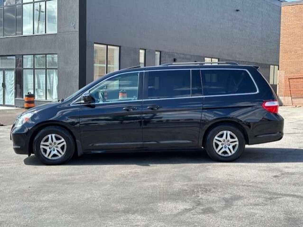 2005 Honda Odyssey EX-L **8 PASSENGER-LEATHER-ROOF-NO ACCIDENTS** Photo1