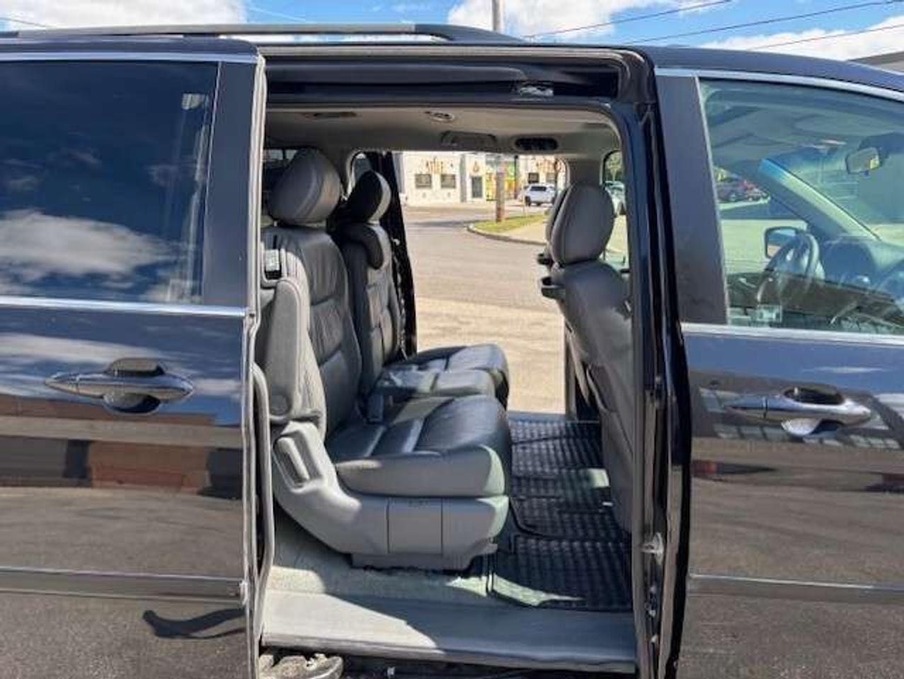 2005 Honda Odyssey EX-L **8 PASSENGER-LEATHER-ROOF-NO ACCIDENTS** Photo