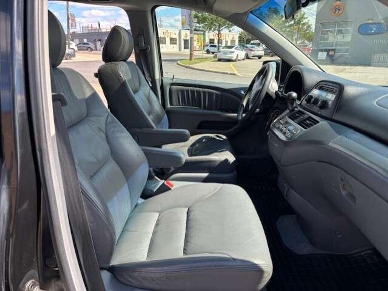 2005 Honda Odyssey EX-L **8 PASSENGER-LEATHER-ROOF-NO ACCIDENTS** Photo