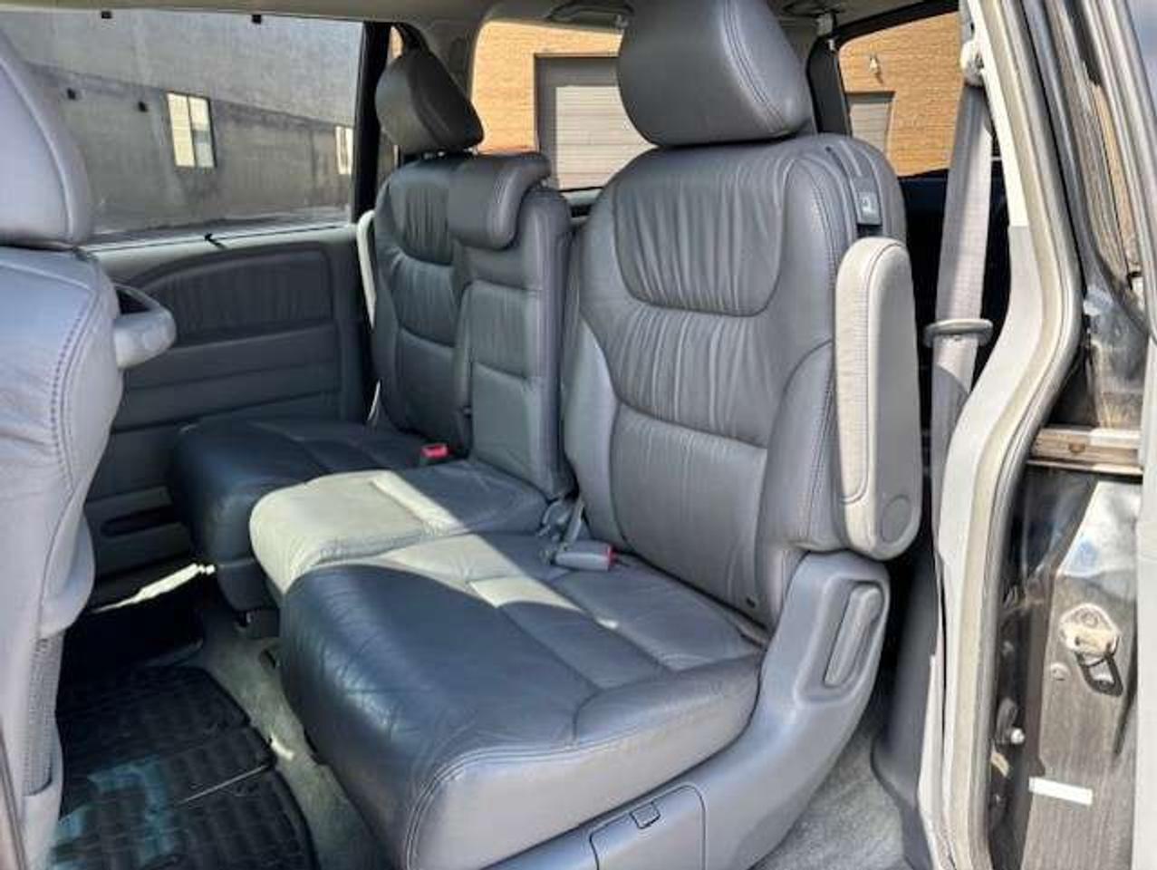 2005 Honda Odyssey EX-L **8 PASSENGER-LEATHER-ROOF-NO ACCIDENTS** Photo