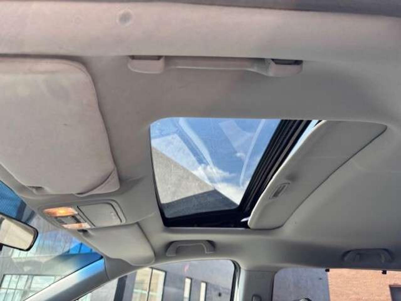 2005 Honda Odyssey EX-L **8 PASSENGER-LEATHER-ROOF-NO ACCIDENTS** Photo