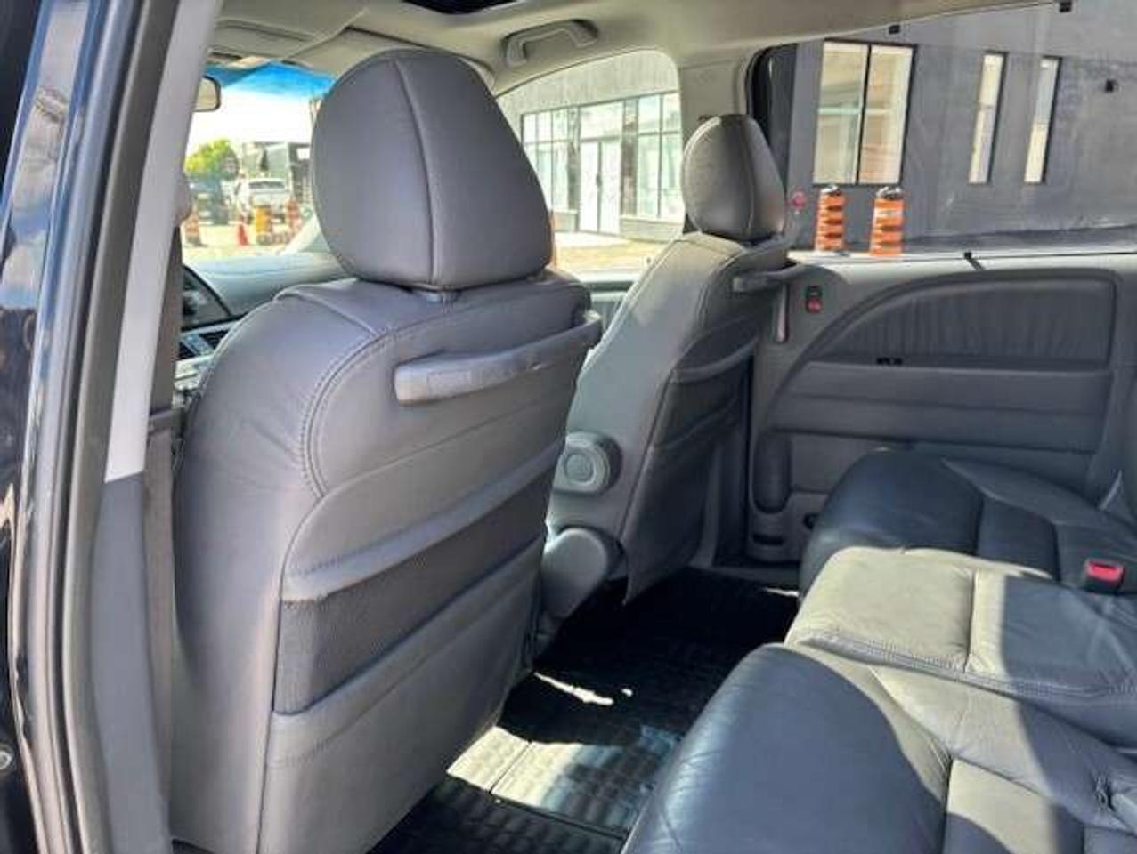 2005 Honda Odyssey EX-L **8 PASSENGER-LEATHER-ROOF-NO ACCIDENTS** Photo