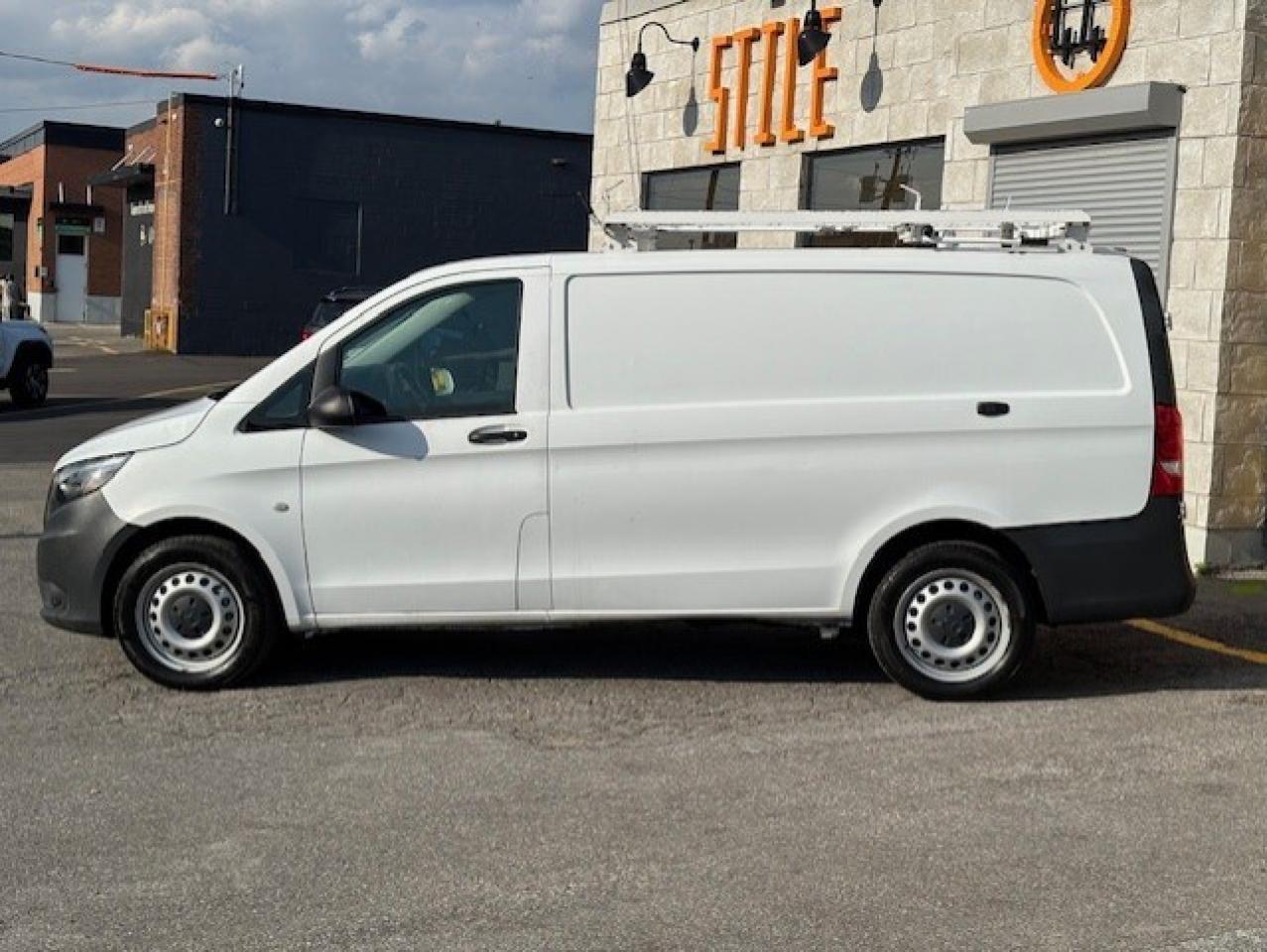 2018 Mercedes-Benz Metris Cargo Van 126WB-BACK UP CAMERA-NO WINDOWS-DIVIDER-WE FINANCE Photo