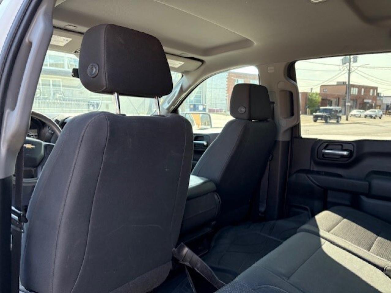 2019 Chevrolet Silverado 1500 CUSTOM 4WD-BACK UP CAMERA-TONNEAU COVER-NEW TIRES! Photo