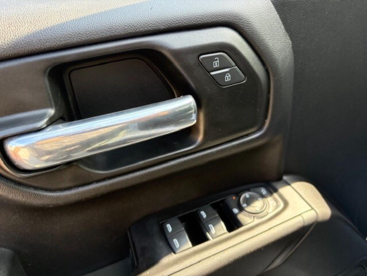 2019 Chevrolet Silverado 1500 CUSTOM 4WD-BACK UP CAMERA-TONNEAU COVER-NEW TIRES! Photo