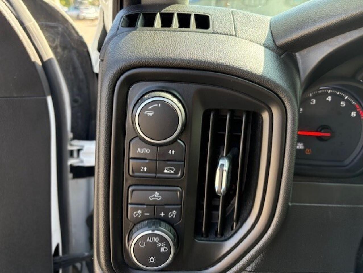 2019 Chevrolet Silverado 1500 CUSTOM 4WD-BACK UP CAMERA-TONNEAU COVER-NEW TIRES! Photo