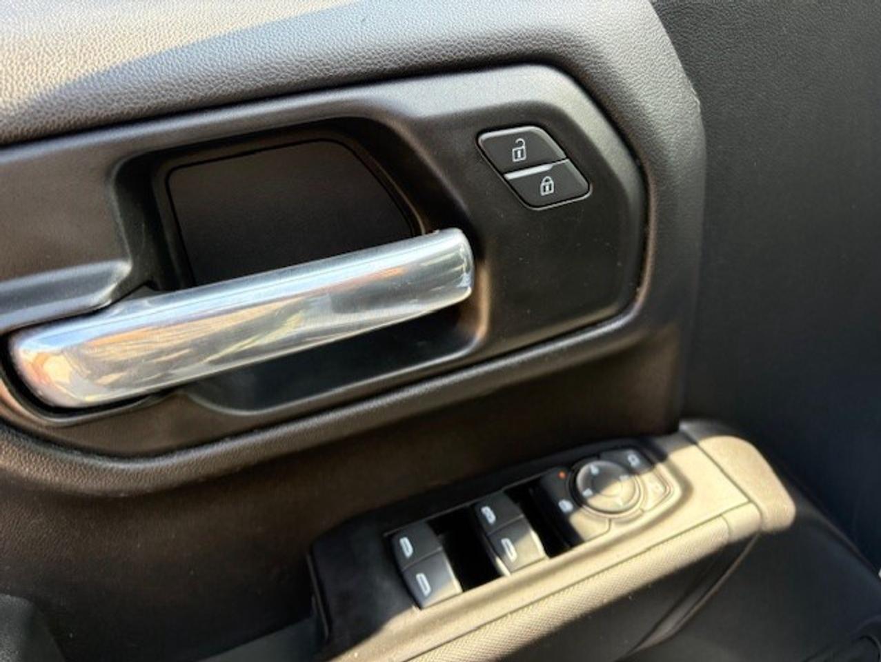 2019 Chevrolet Silverado 1500 CUSTOM 4WD-BACK UP CAMERA-TONNEAU COVER-NEW TIRES! Photo