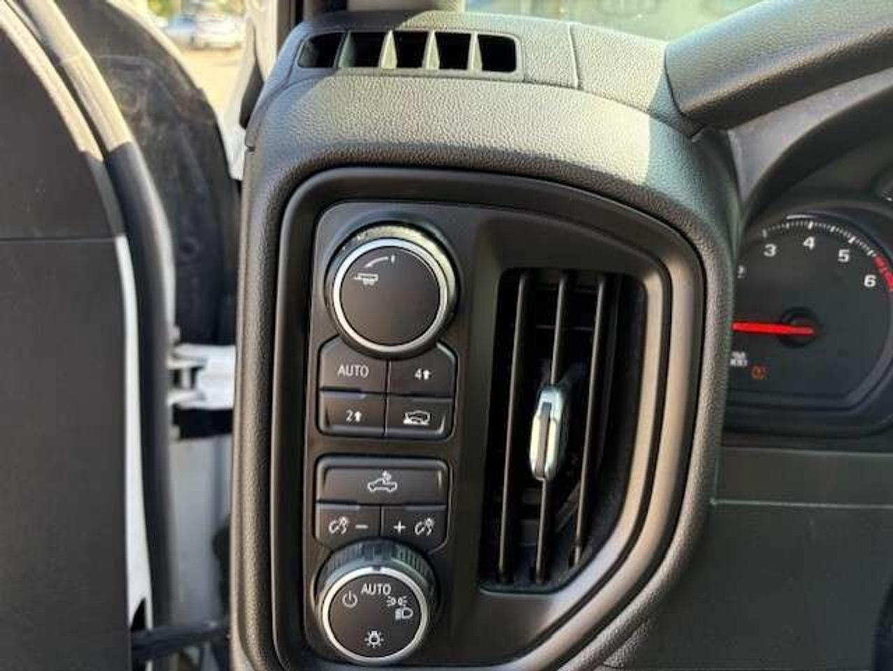 2019 Chevrolet Silverado 1500 CUSTOM 4WD-BACK UP CAMERA-TONNEAU COVER-NEW TIRES! Photo