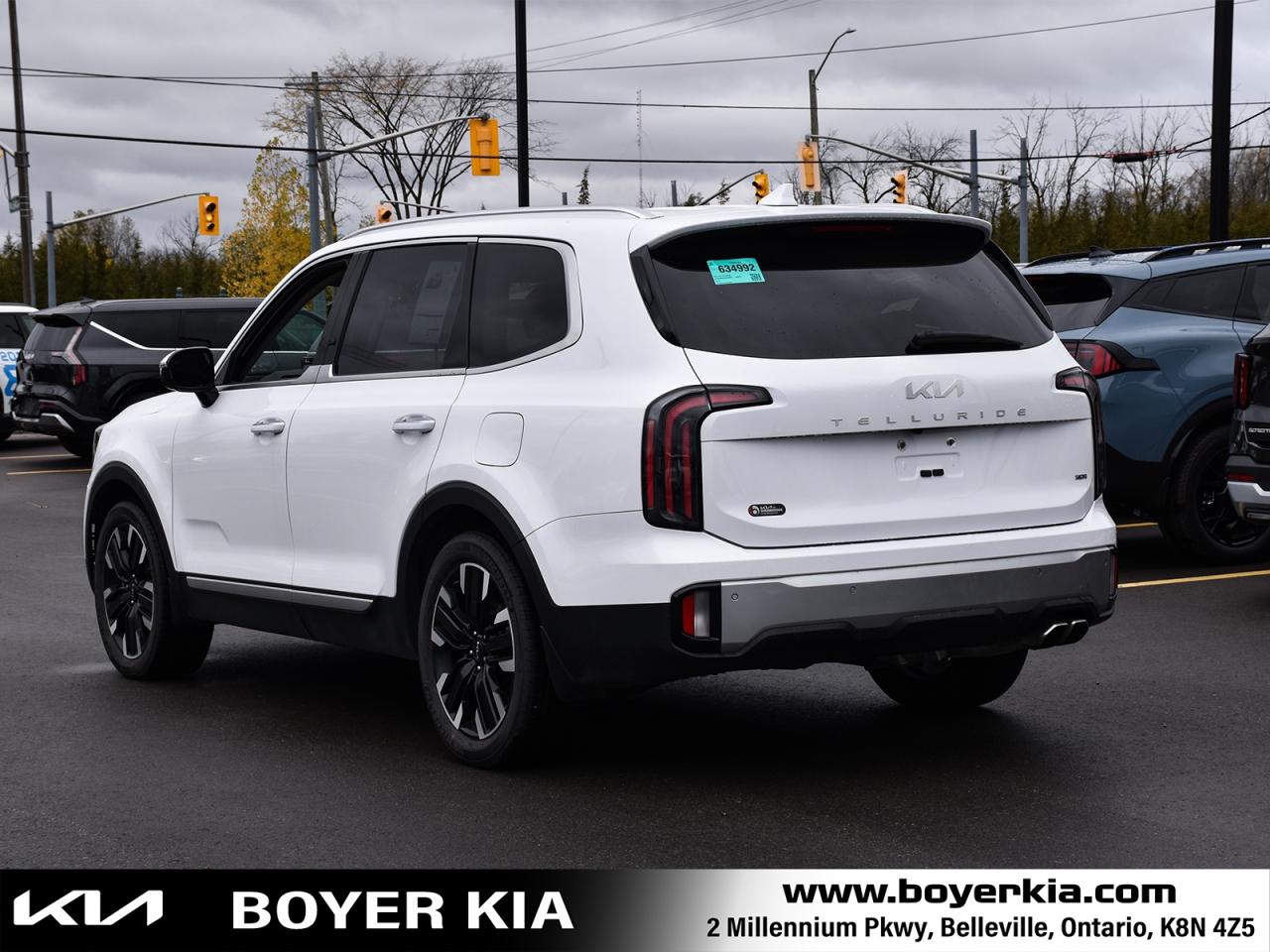 2023 Kia Telluride SX Limited w/Black Interior Third Row Seating Photo2