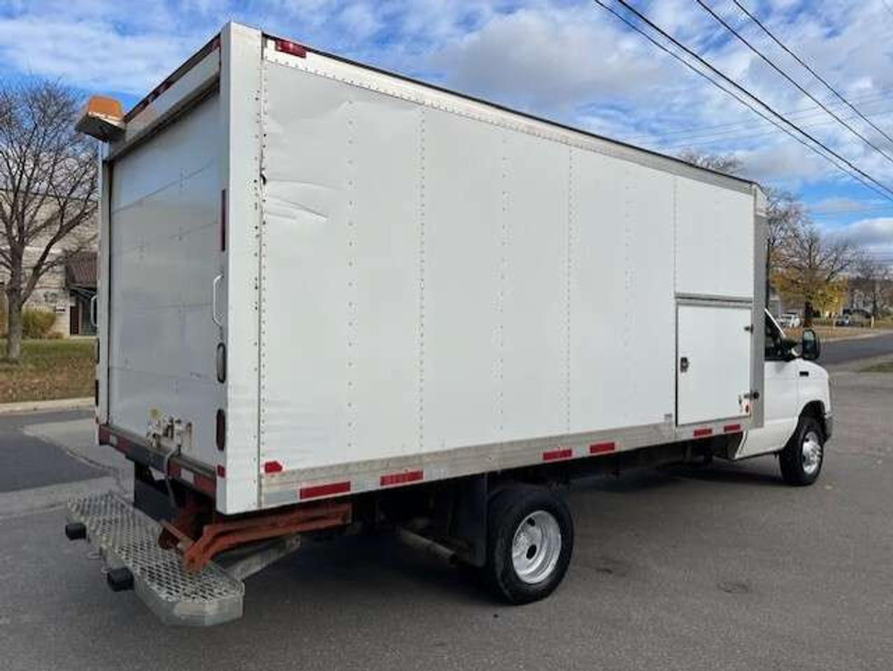 2017 Ford Econoline E-450 Super Duty 16' MULTI VANS CUBE-ROLL UP DOOR! Photo4