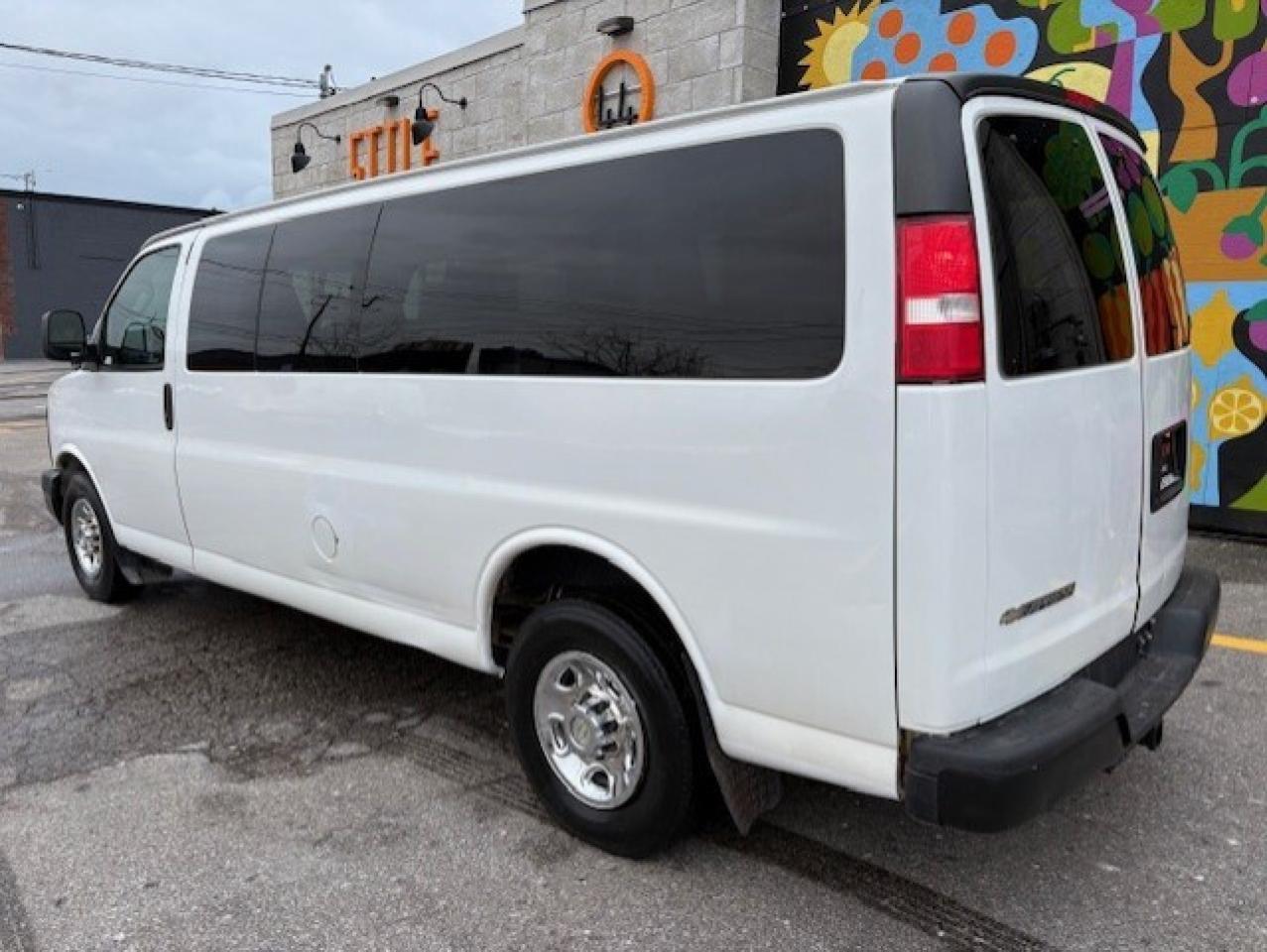 2017 Chevrolet Express Passenger 3500 LS 15 PASSENGER-EXTENDED-NO ACCIDENTS-118KM! Photo2