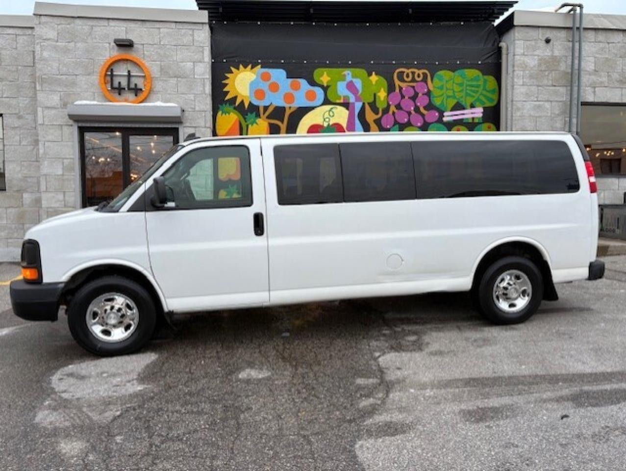2017 Chevrolet Express Passenger 3500 LS 15 PASSENGER-EXTENDED-NO ACCIDENTS-118KM! Photo