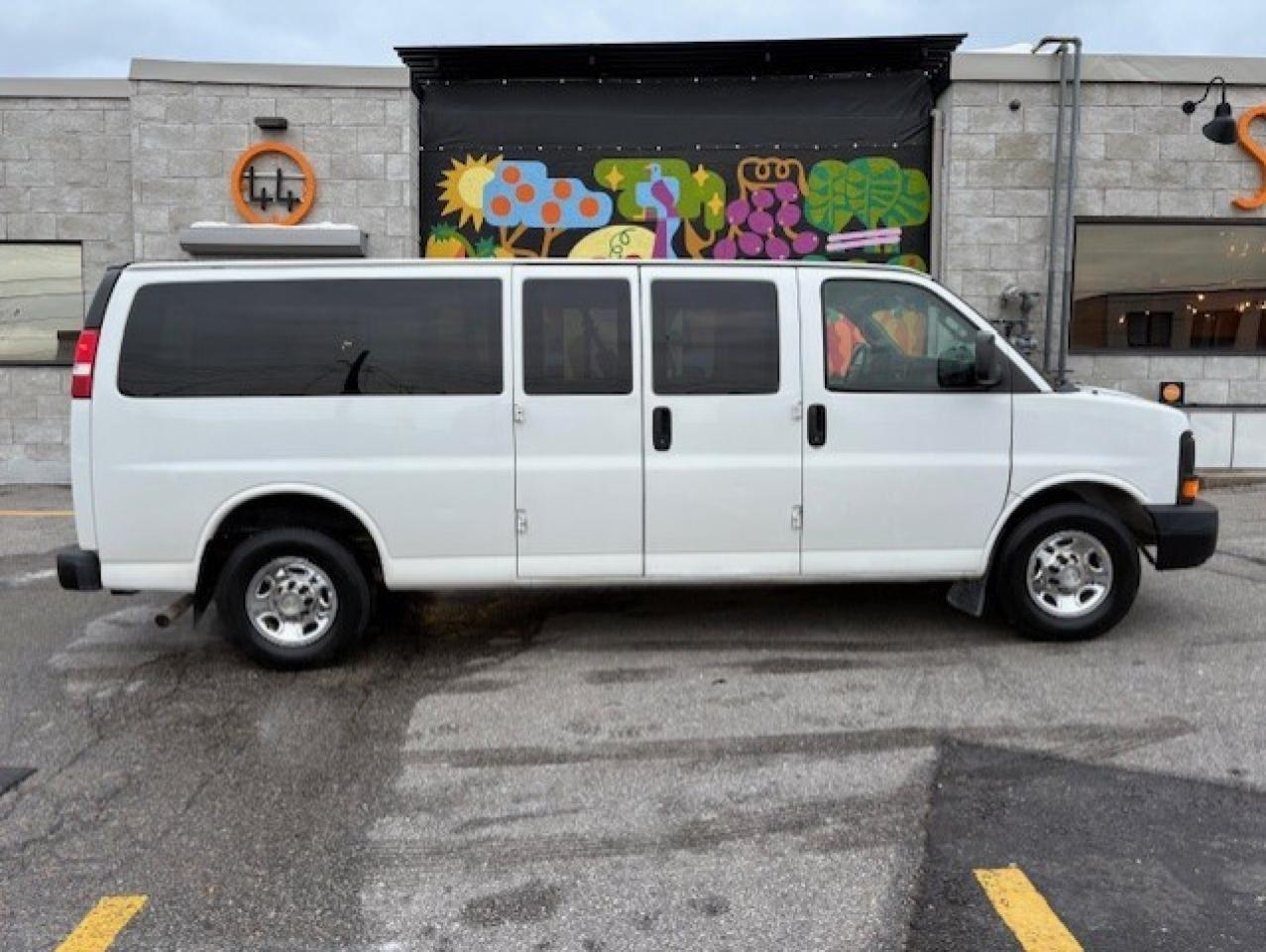 2017 Chevrolet Express Passenger 3500 LS 15 PASSENGER-EXTENDED-NO ACCIDENTS-118KM! Photo