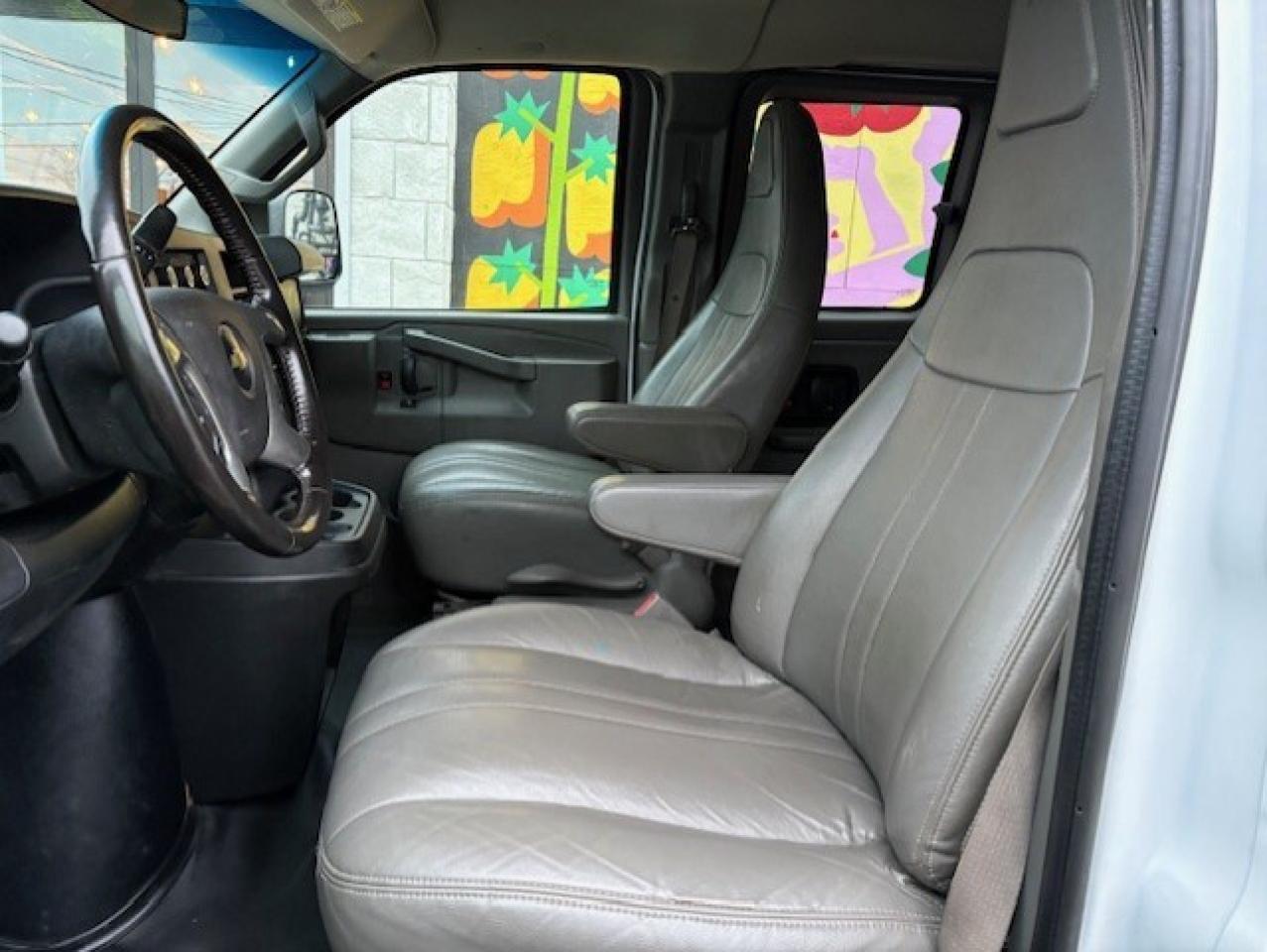 2017 Chevrolet Express Passenger 3500 LS 15 PASSENGER-EXTENDED-NO ACCIDENTS-118KM! Photo