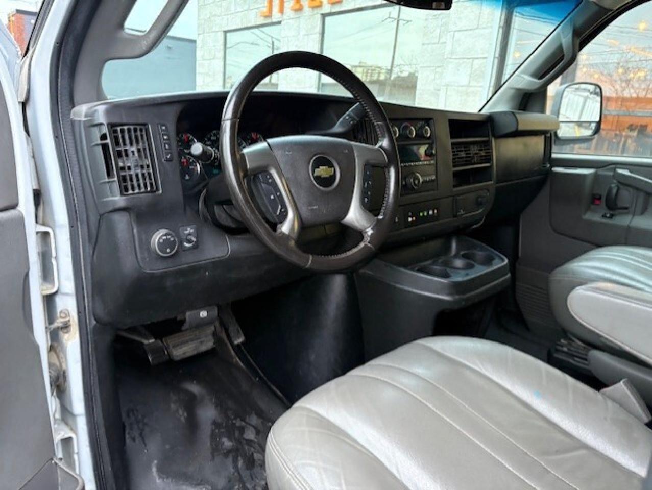 2017 Chevrolet Express Passenger 3500 LS 15 PASSENGER-EXTENDED-NO ACCIDENTS-118KM! Photo