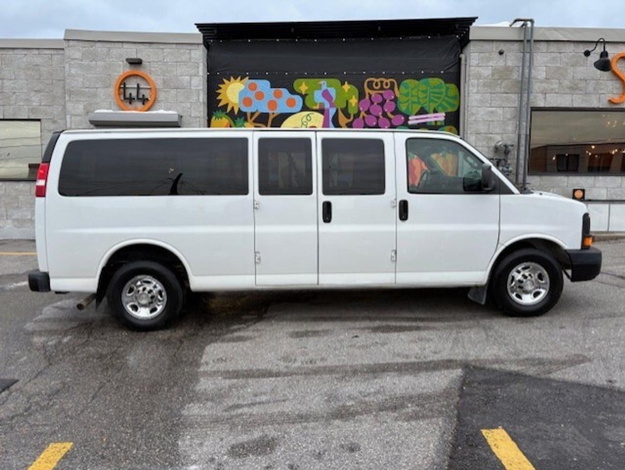 2017 Chevrolet Express Passenger 3500 LS 15 PASSENGER-EXTENDED-NO ACCIDENTS-118KM! Photo