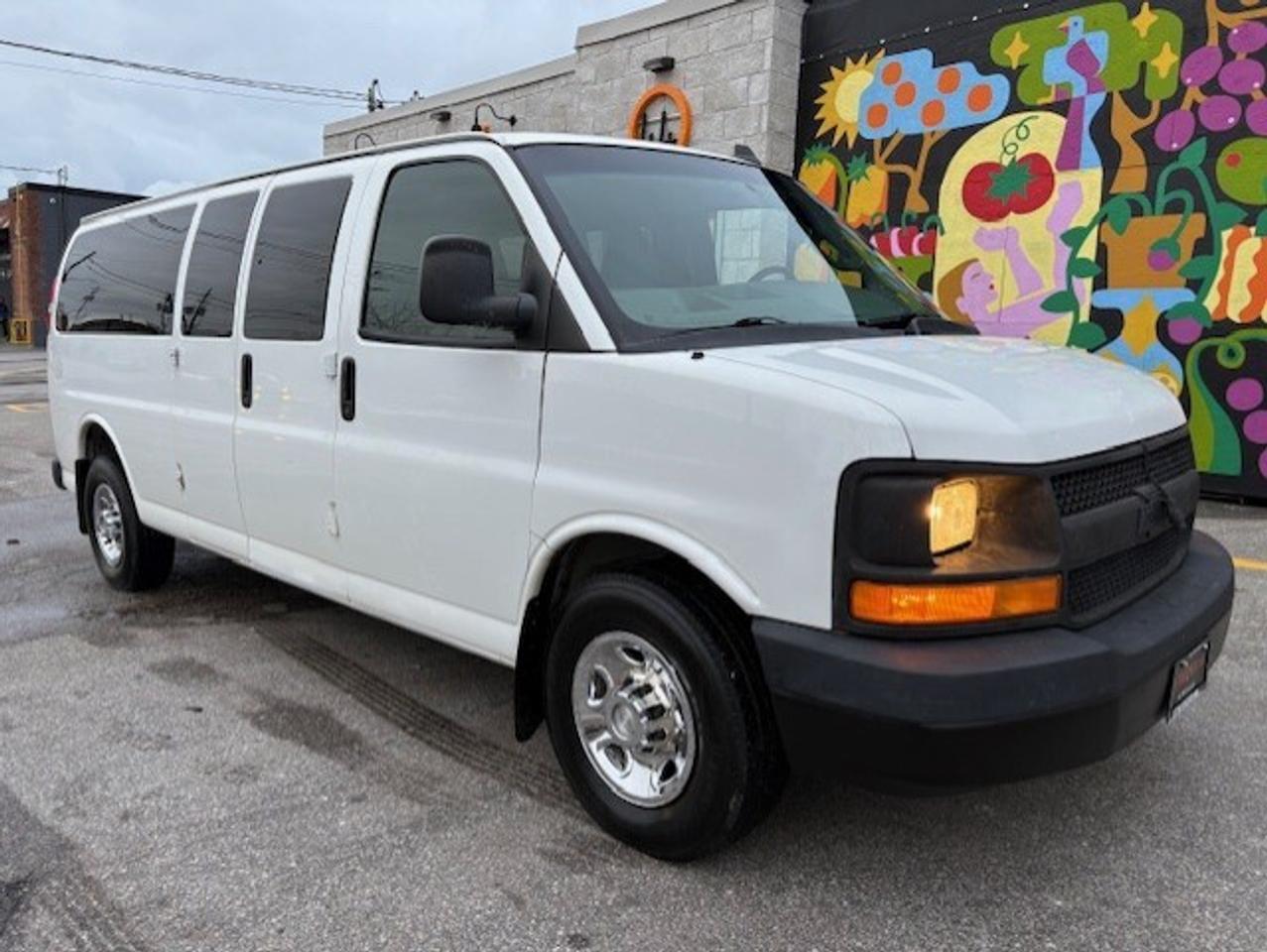 2017 Chevrolet Express Passenger 3500 LS 15 PASSENGER-EXTENDED-NO ACCIDENTS-118KM! Photo