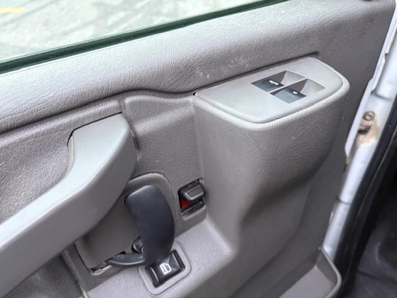 2017 Chevrolet Express Passenger 3500 LS 15 PASSENGER-EXTENDED-NO ACCIDENTS-118KM! Photo