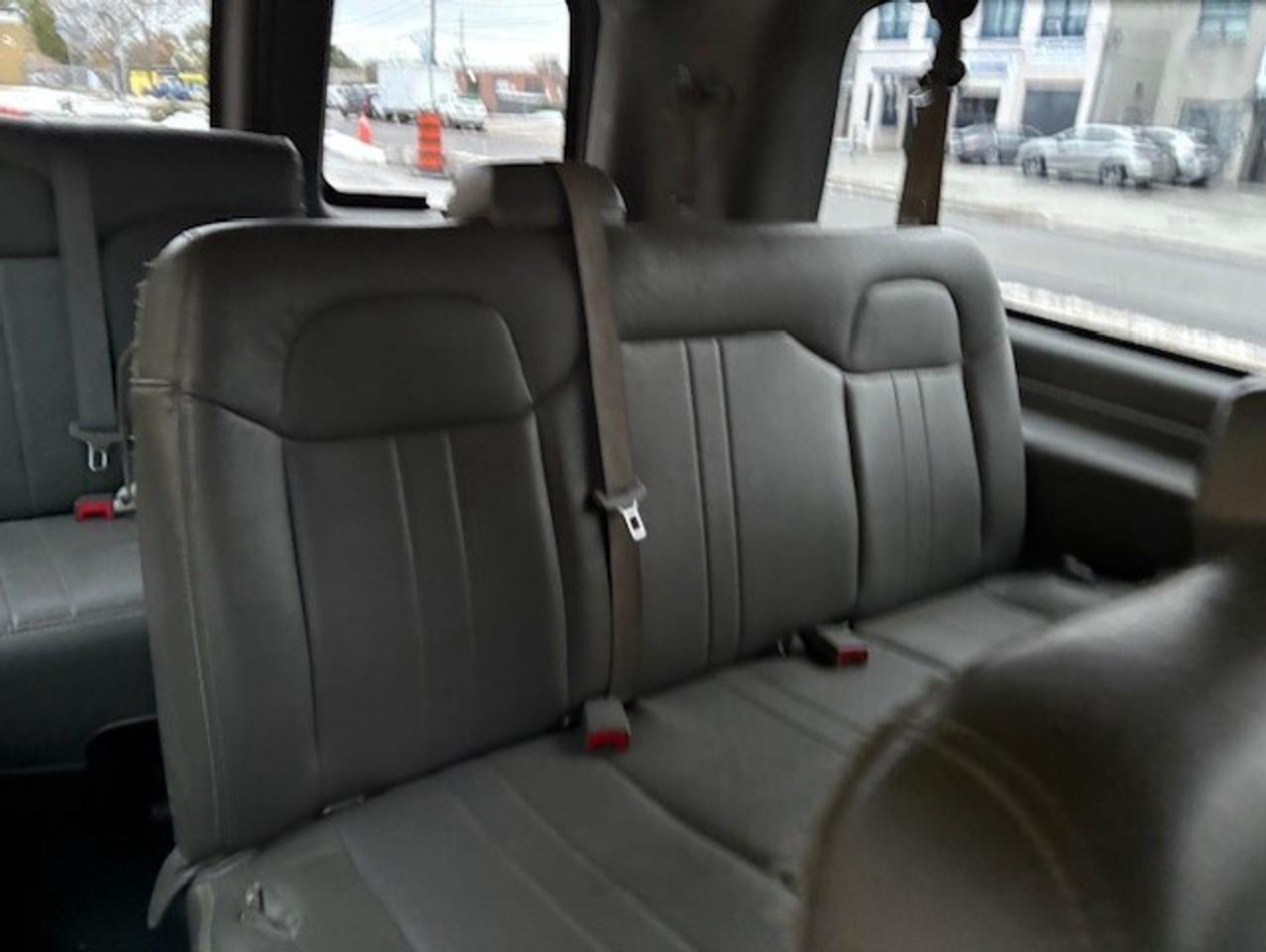 2017 Chevrolet Express Passenger 3500 LS 15 PASSENGER-EXTENDED-NO ACCIDENTS-118KM! Photo