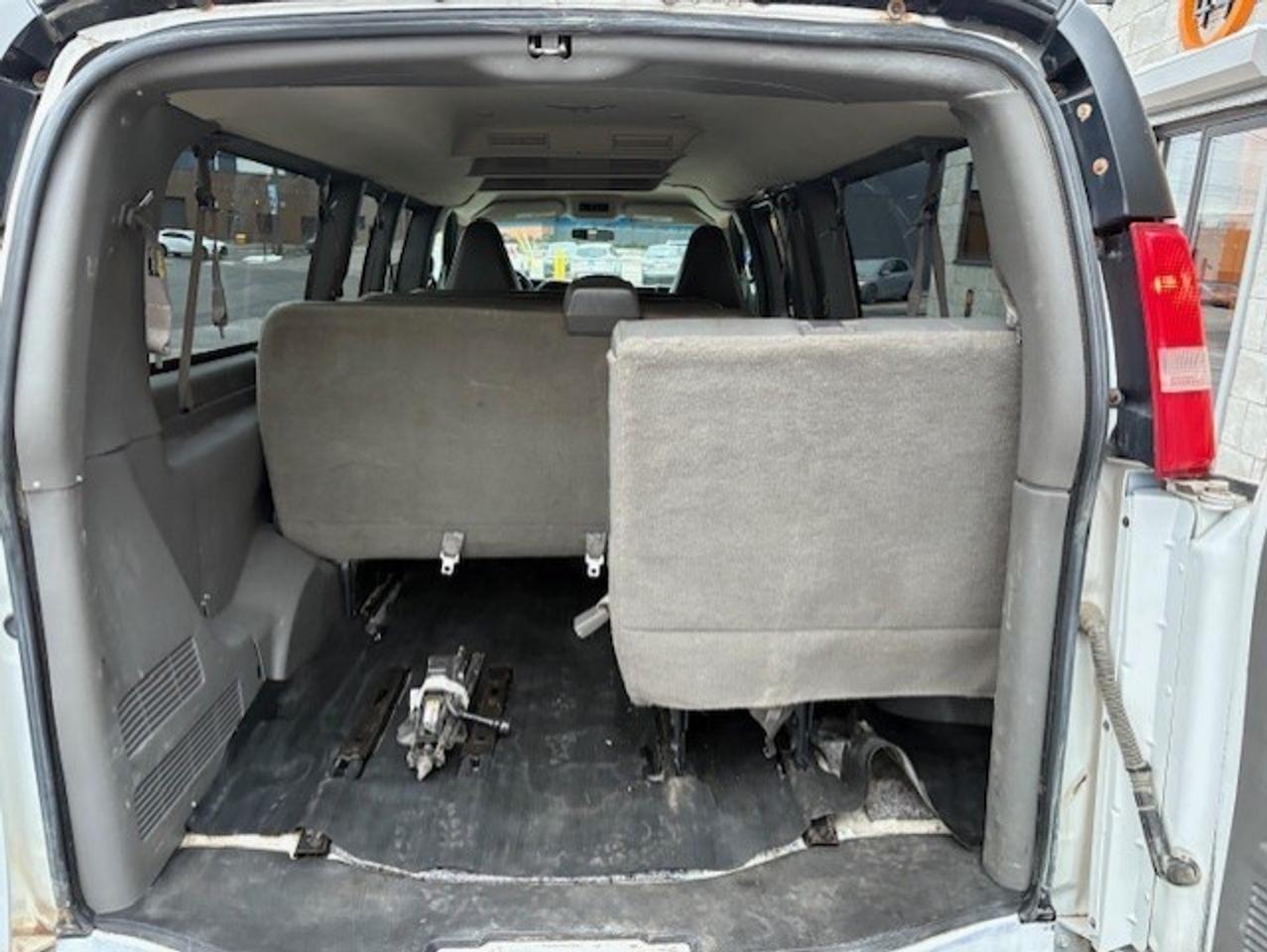 2017 Chevrolet Express Passenger 3500 LS 15 PASSENGER-EXTENDED-NO ACCIDENTS-118KM! Photo