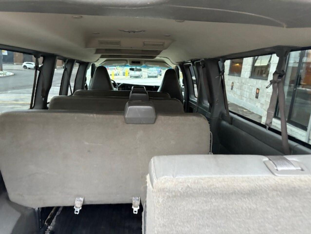 2017 Chevrolet Express Passenger 3500 LS 15 PASSENGER-EXTENDED-NO ACCIDENTS-118KM! Photo