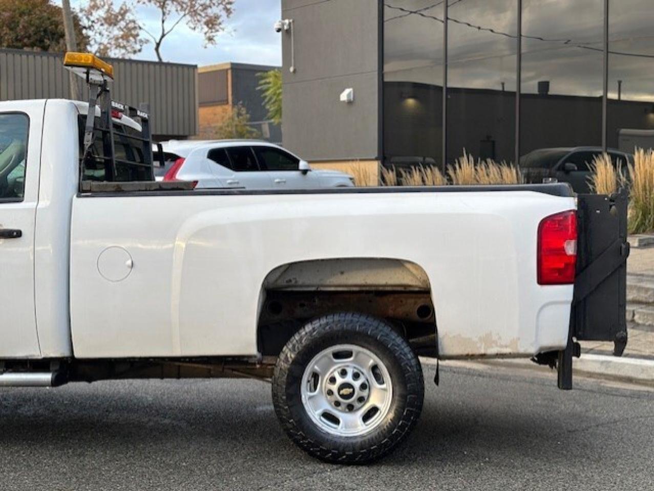 2011 Chevrolet SILVERADO 2500HD REGULAR CAB-LONG BOX-P/LIFTGATE-1 OWNER-CERTIFIED! Photo2