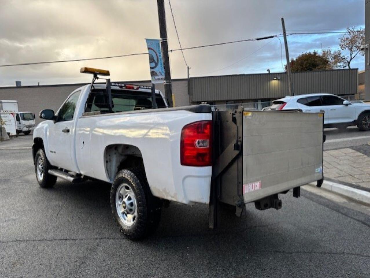 2011 Chevrolet SILVERADO 2500HD REGULAR CAB-LONG BOX-P/LIFTGATE-1 OWNER-CERTIFIED! Photo3