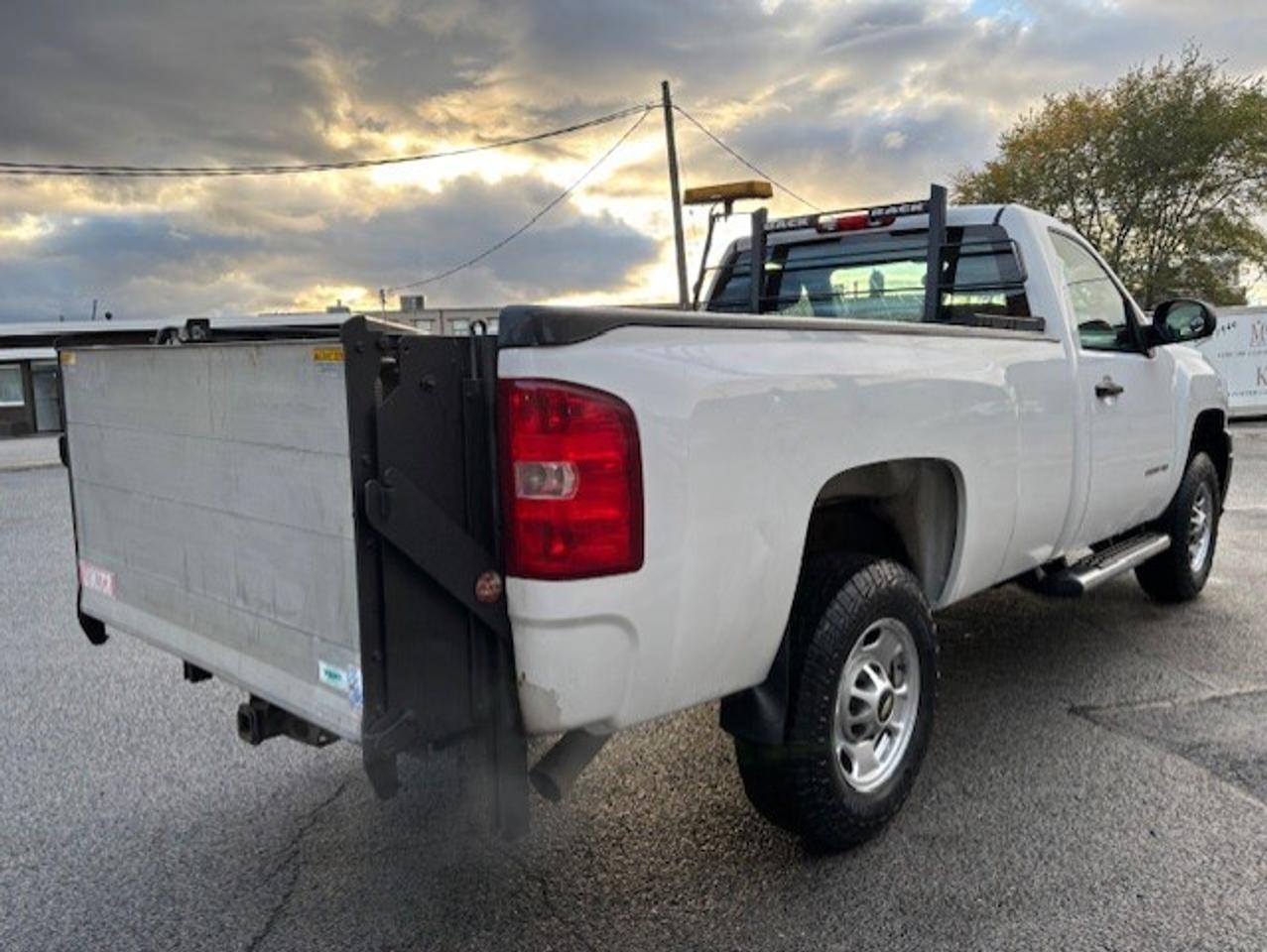 2011 Chevrolet SILVERADO 2500HD REGULAR CAB-LONG BOX-P/LIFTGATE-1 OWNER-CERTIFIED! Photo