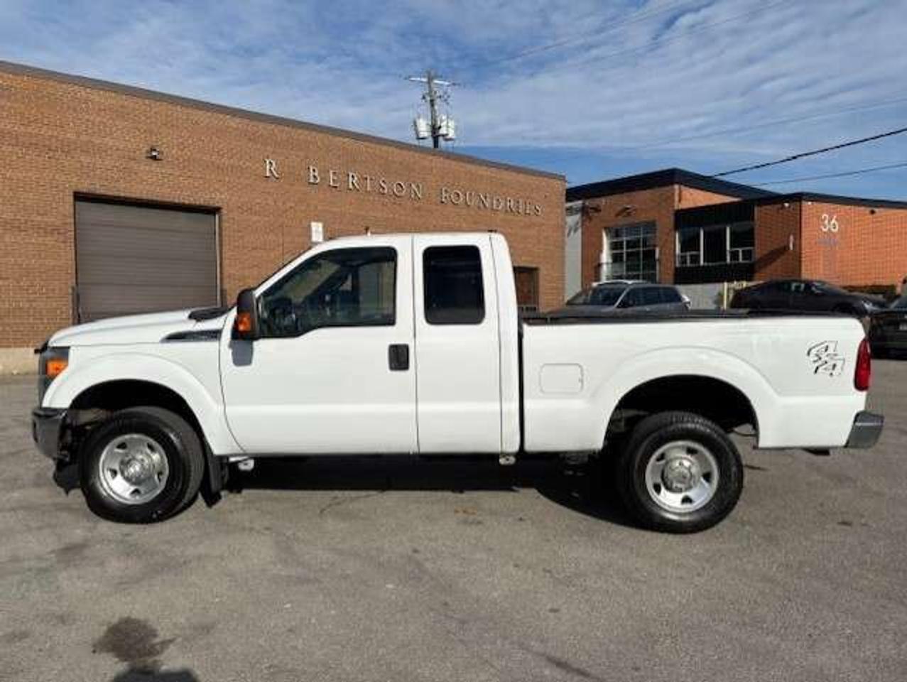 2015 Ford F-250 XLT 4WD SUPER CAB-SHORT BOX-FULLY CERTIFIED! Photo5
