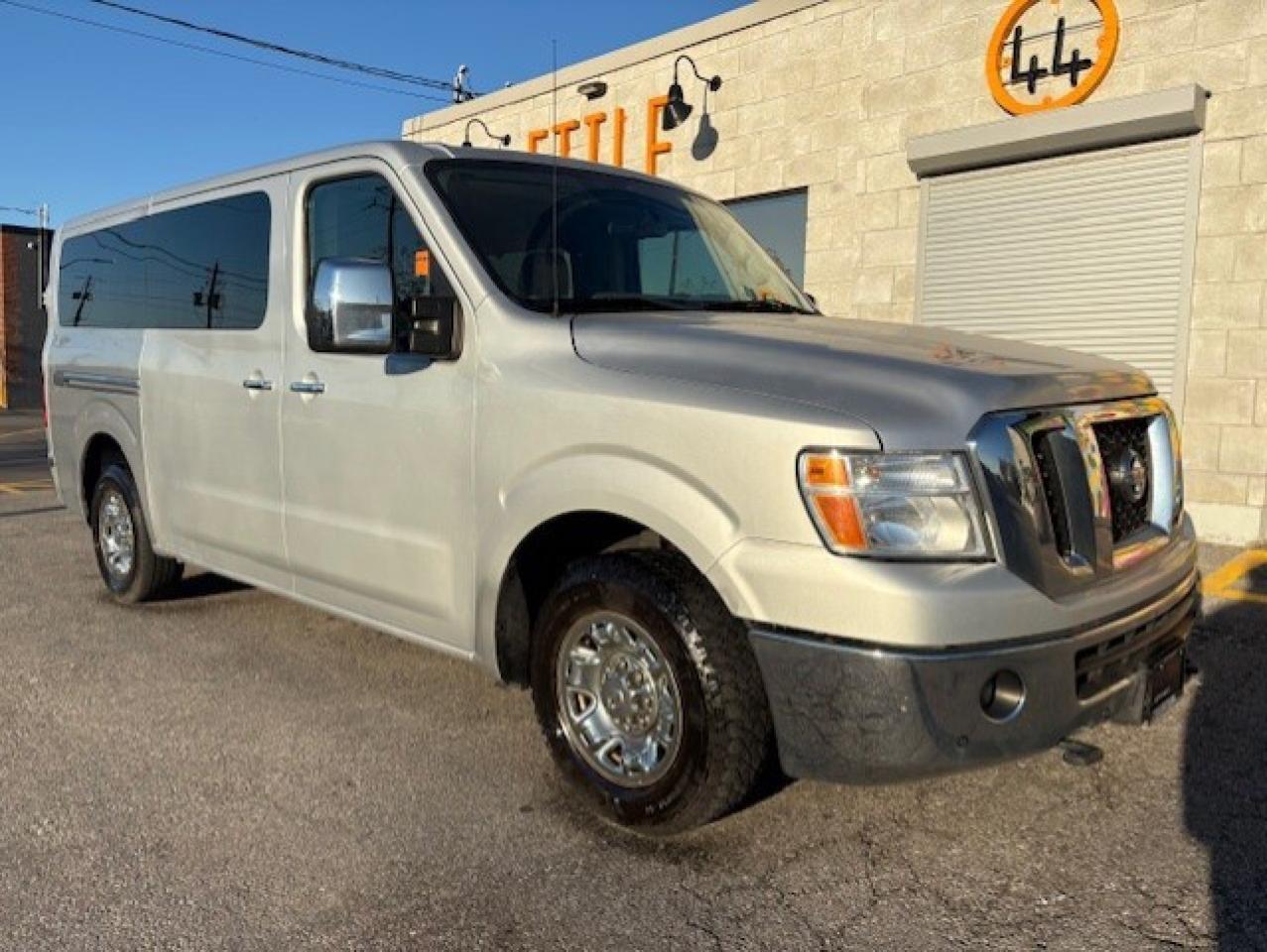 2016 Nissan NV 3500 V8 SL 12 PASSENGER-CAM-NAV-LEATHER-HTD SEATS Photo