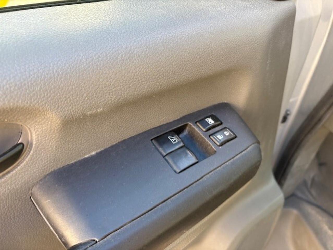 2016 Nissan NV 3500 V8 SL 12 PASSENGER-CAM-NAV-LEATHER-HTD SEATS Photo