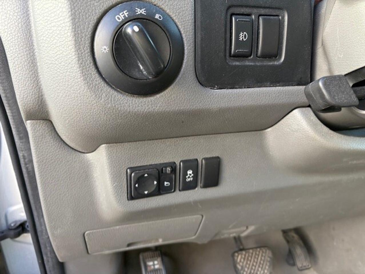 2016 Nissan NV 3500 V8 SL 12 PASSENGER-CAM-NAV-LEATHER-HTD SEATS Photo