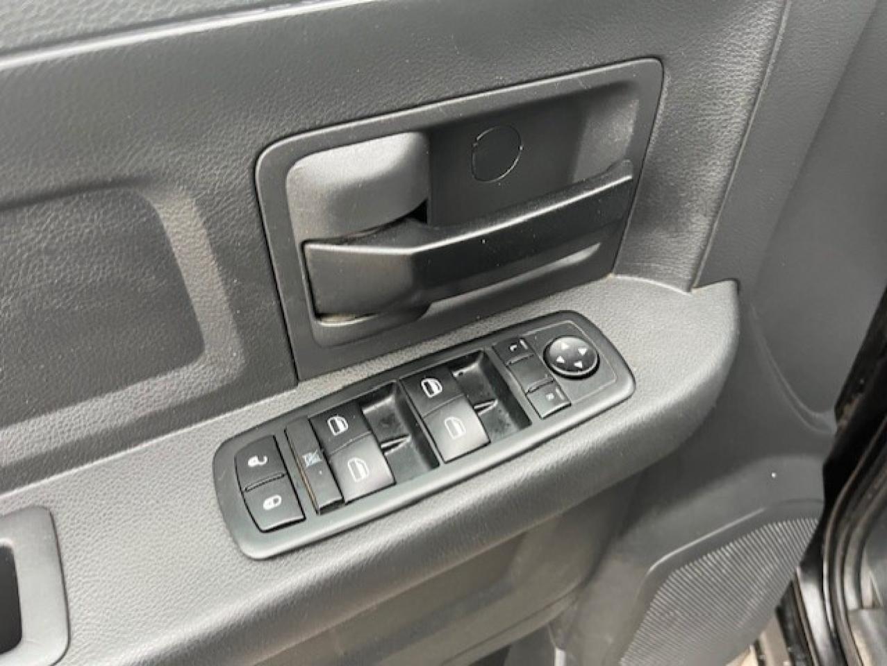 2011 RAM 2500 4WD **6.7L CUMMINS DIESEL-CREW CAB-SHORT BOX** Photo