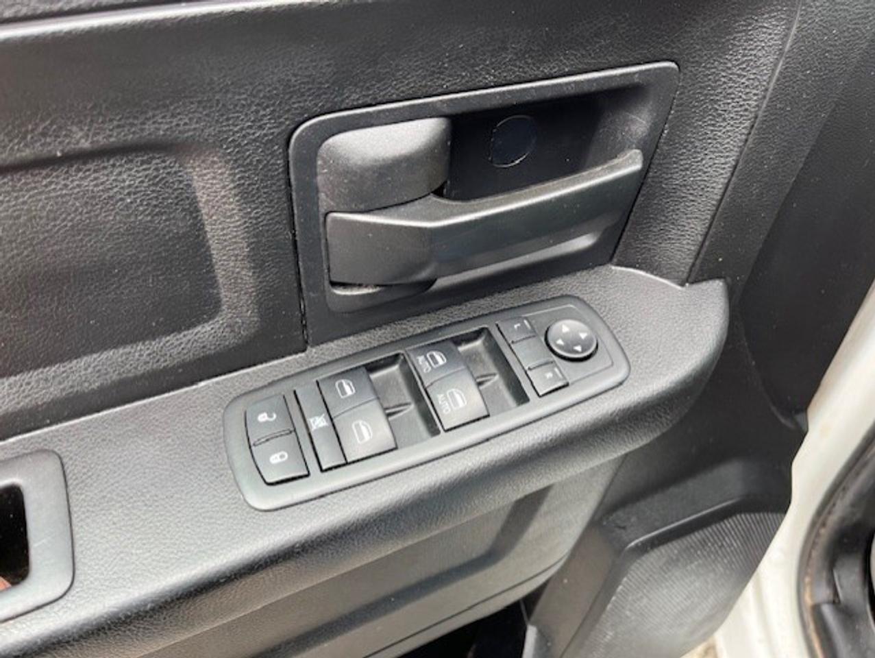 2013 RAM 1500 4WD 5.7L V8 HEMI CREW CAB-1 OWNER-CERTIFIED!! Photo