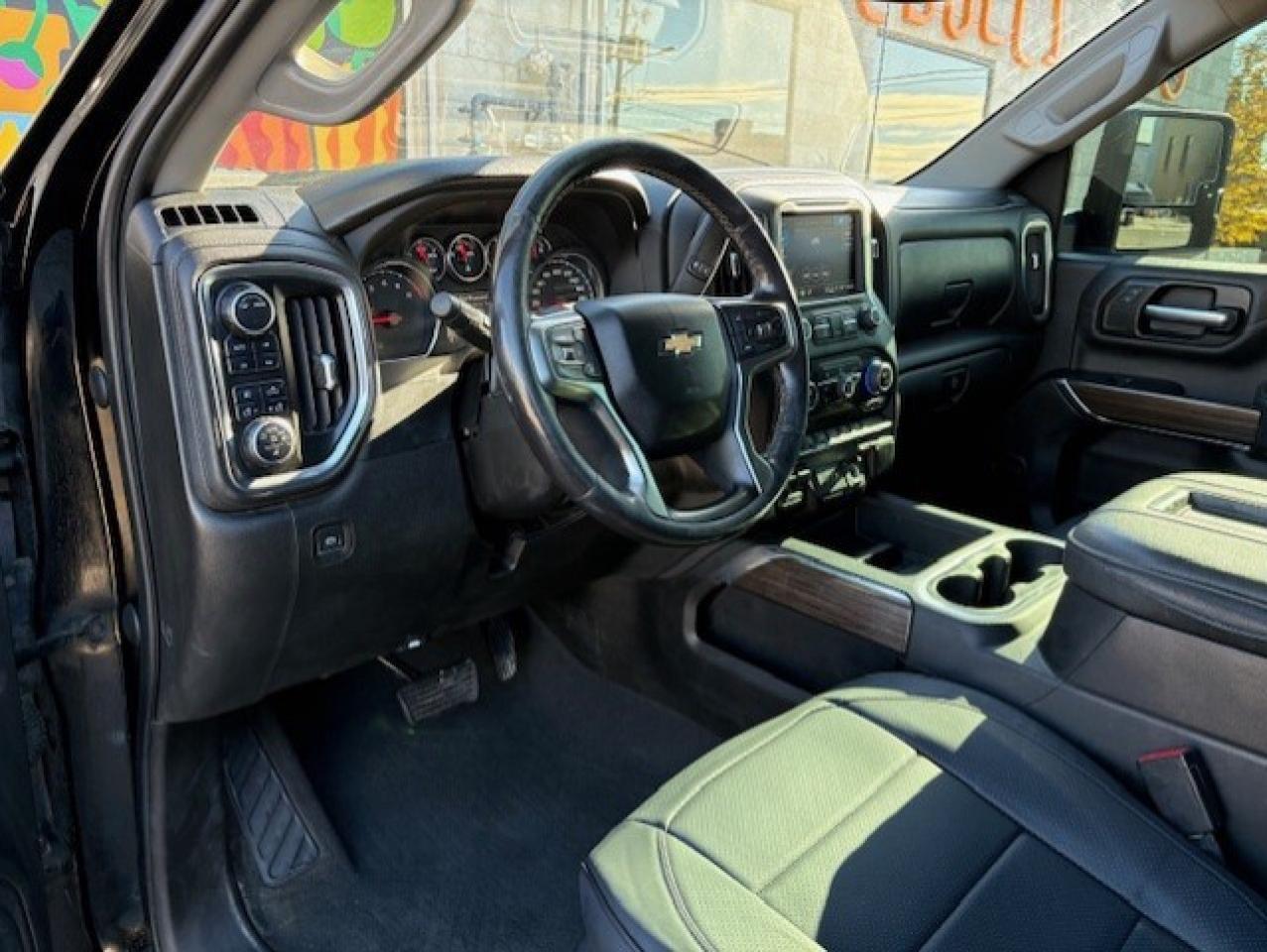 2022 Chevrolet SILVERADO 2500HD LT 4WD Z71 CREW CAB-SHORT BOX-LEATHER-CAM-TONNEAU Photo