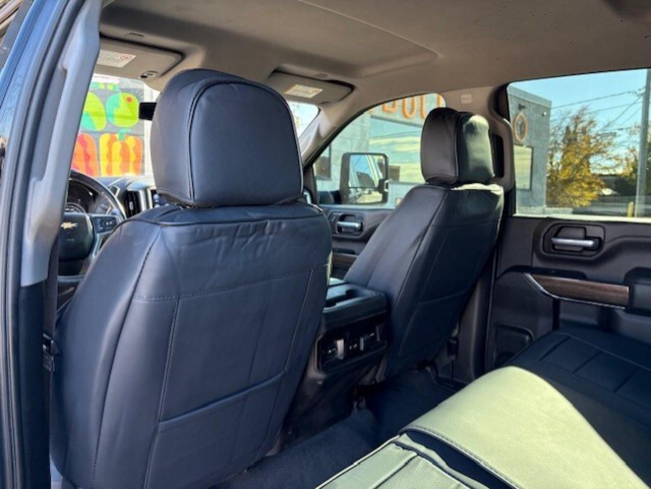 2022 Chevrolet SILVERADO 2500HD LT 4WD Z71 CREW CAB-SHORT BOX-LEATHER-CAM-TONNEAU Photo