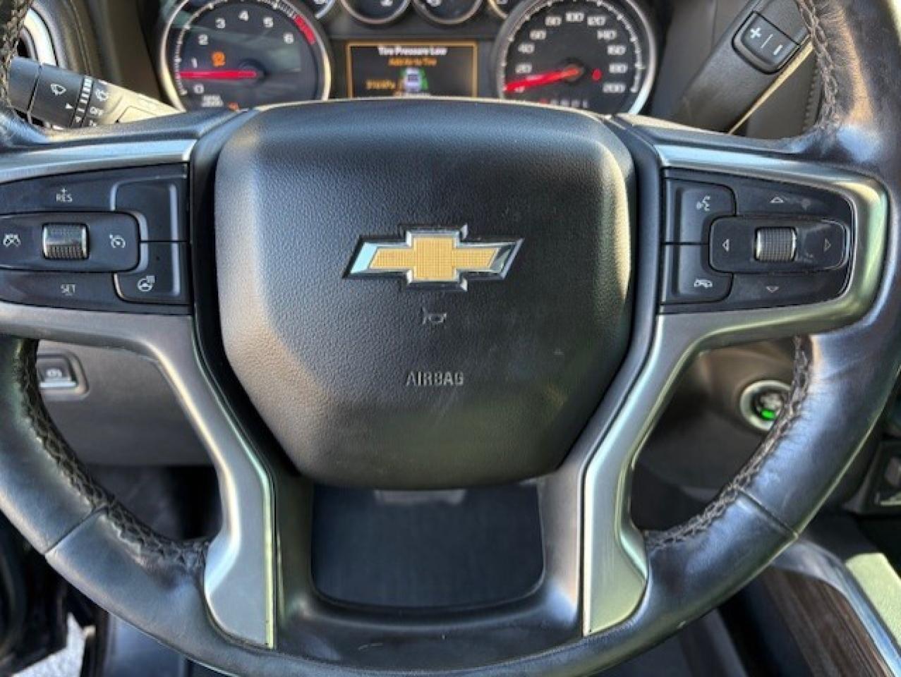 2022 Chevrolet SILVERADO 2500HD LT 4WD Z71 CREW CAB-SHORT BOX-LEATHER-CAM-TONNEAU Photo