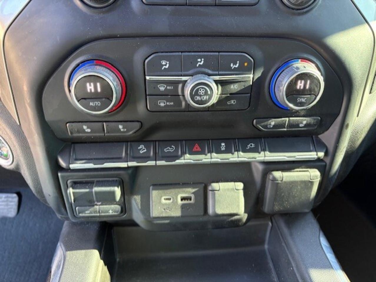 2022 Chevrolet SILVERADO 2500HD LT 4WD Z71 CREW CAB-SHORT BOX-LEATHER-CAM-TONNEAU Photo