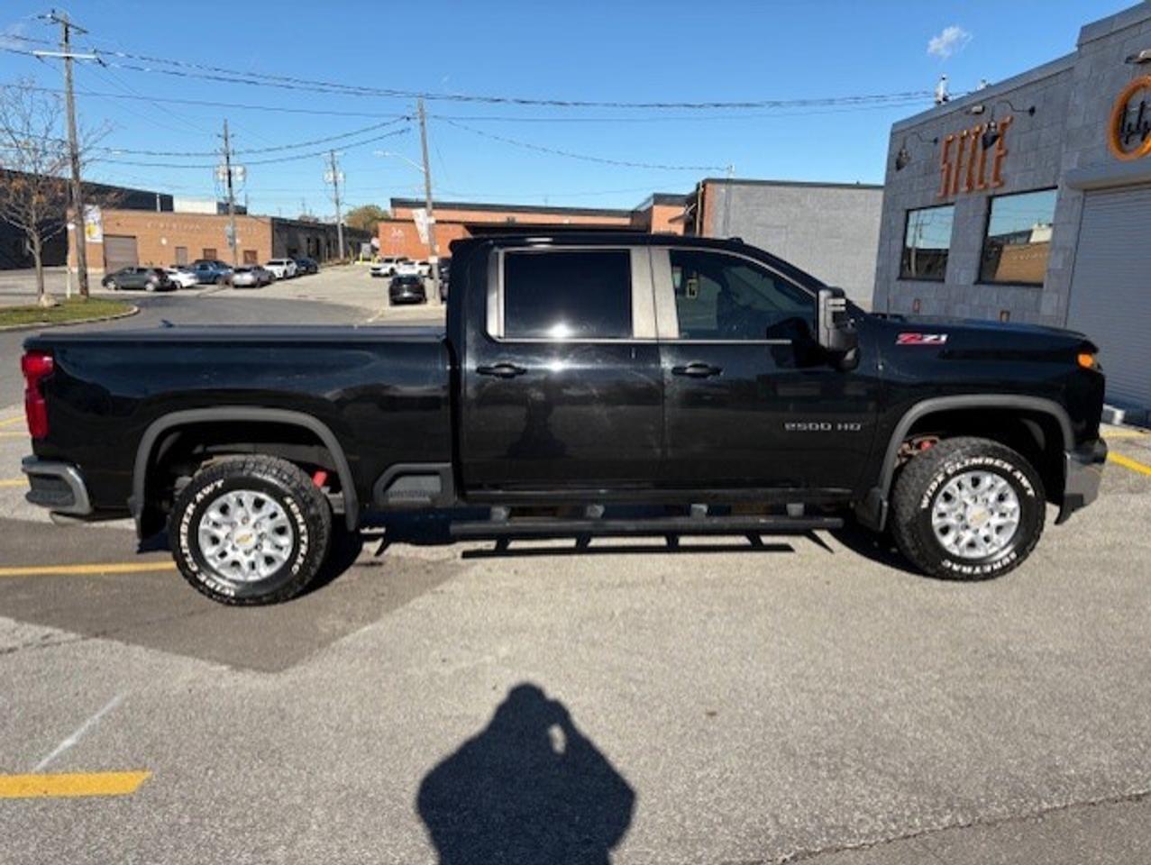 2022 Chevrolet SILVERADO 2500HD LT 4WD Z71 CREW CAB-SHORT BOX-LEATHER-CAM-TONNEAU Photo