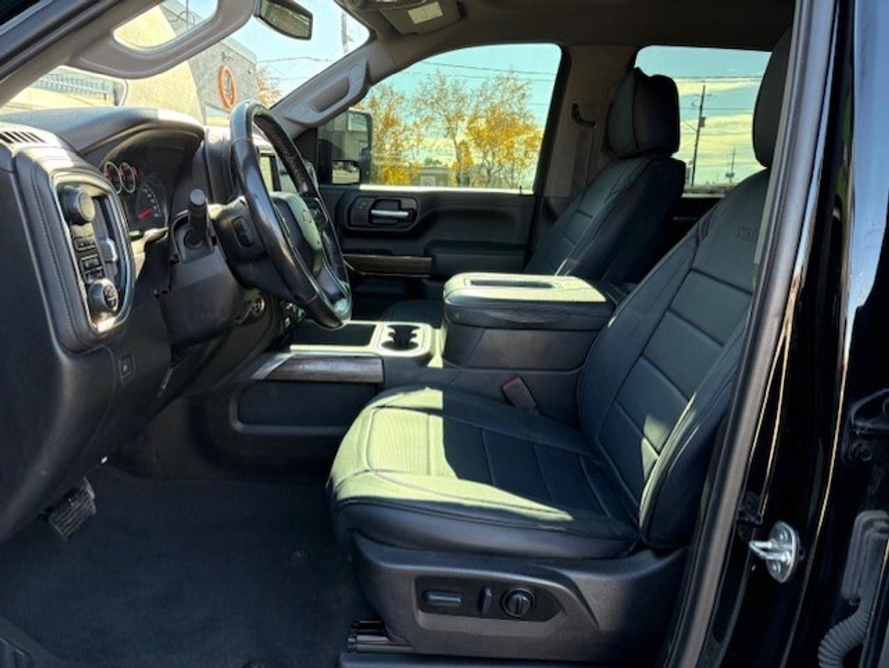 2022 Chevrolet SILVERADO 2500HD LT 4WD Z71 CREW CAB-SHORT BOX-LEATHER-CAM-TONNEAU Photo